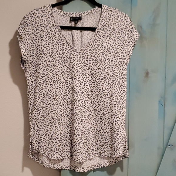 bobeau Tops - Women's V Neck Leopard 🐆 Print Top